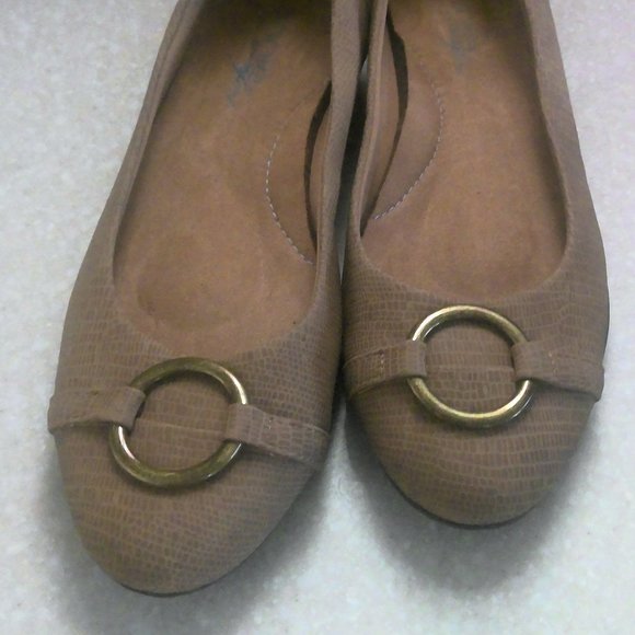 ANNIE COMFORT TAN BALLET STYLE SHOES WITH GOLD TONE O RING ON TOP OF SHOE-6 - Picture 3 of 8